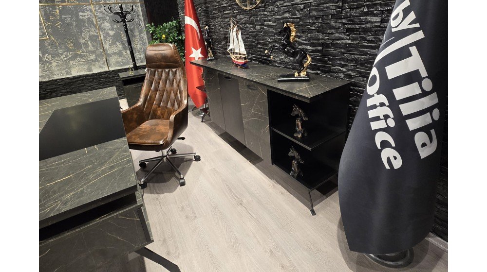  Kişiselleştirilebilir yönetici masa takımı, kapitoneli ön paneli, mermer desenli tablası ve metal ayakları ile modern ofis ortamında sergileniyor. Yeşil, bordo, gri ve kahve renk seçenekleri mevcuttur.